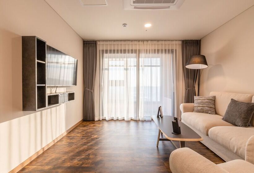 Отель Urban Est