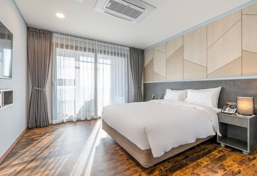 Отель Urban Est