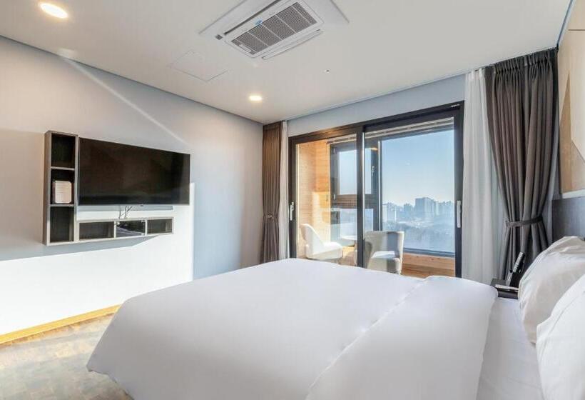 Отель Urban Est