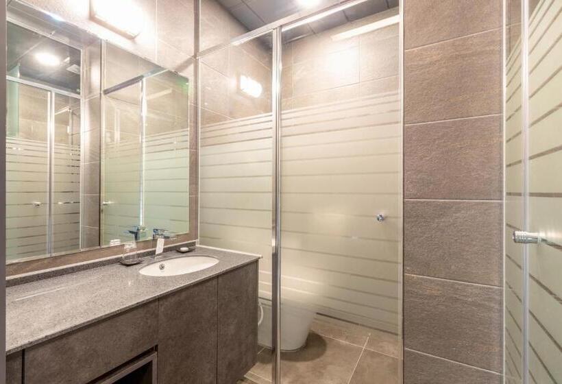 Отель Urban Est