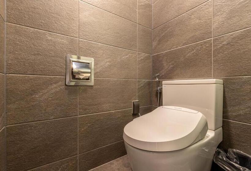 Отель Urban Est