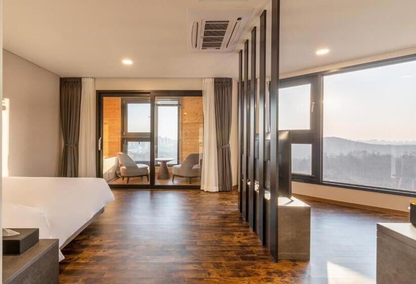 Отель Urban Est