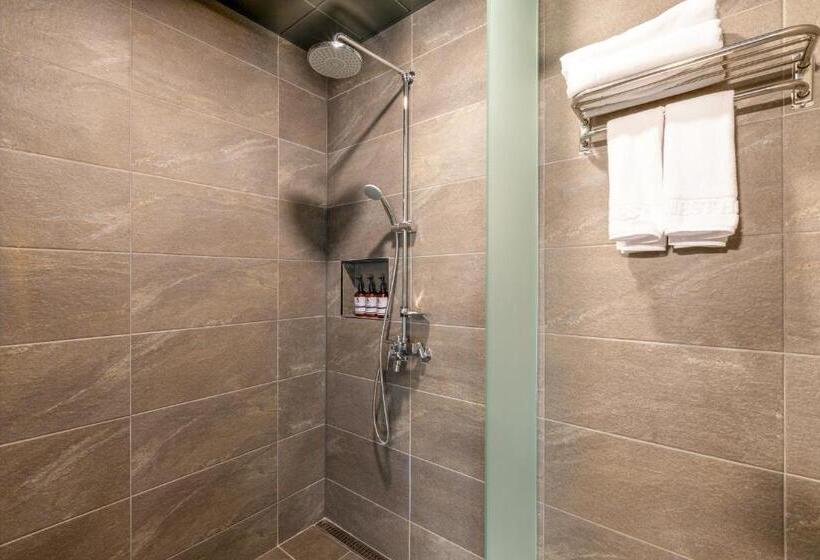 Отель Urban Est