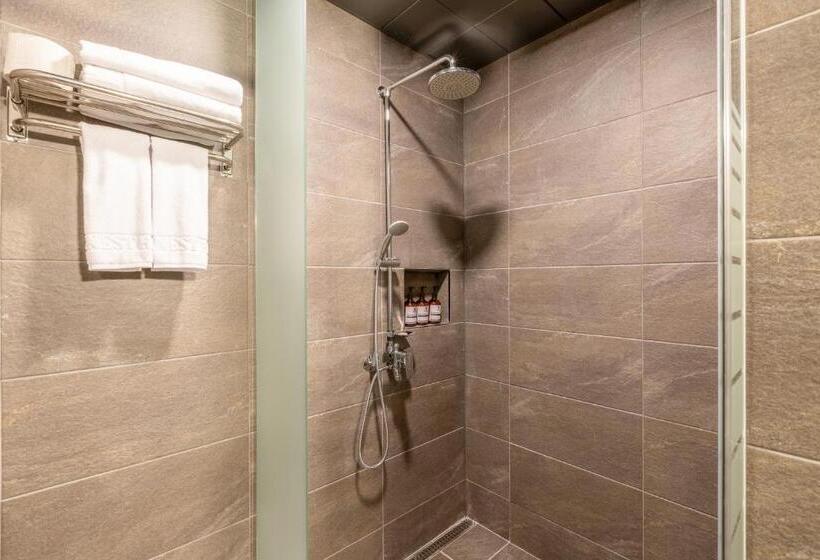 Отель Urban Est