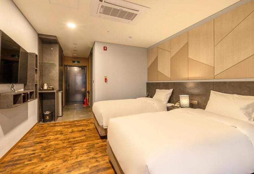 Отель Urban Est