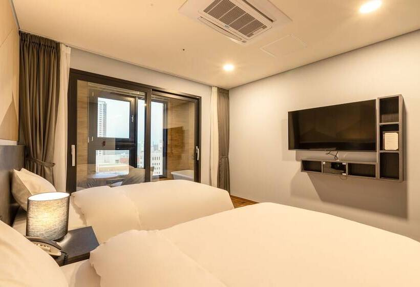 Отель Urban Est