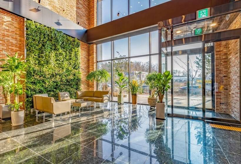 Отель Urban Est