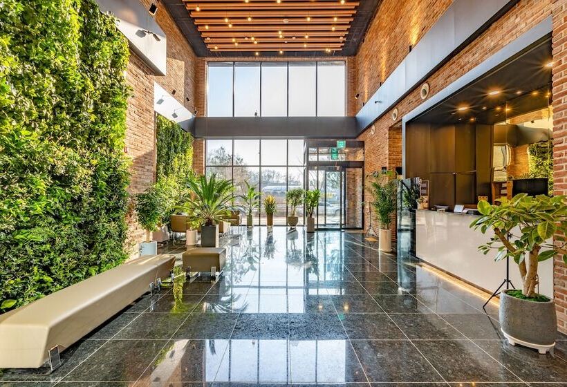 Отель Urban Est