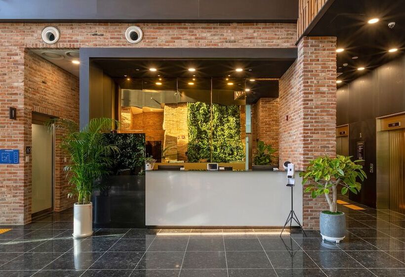 Отель Urban Est