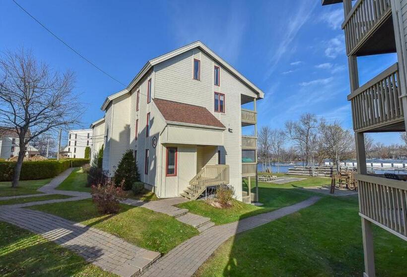 Magog Waterfront Condo