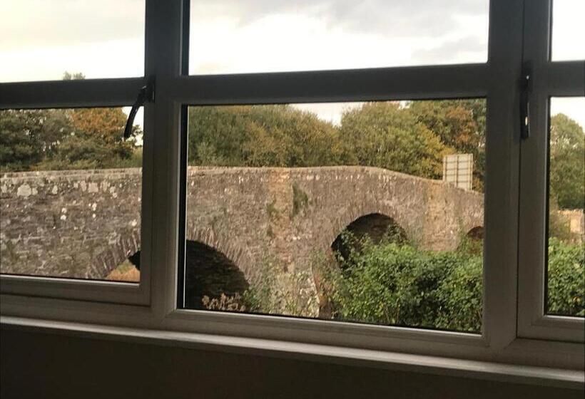 بنسيون The Tollhouse