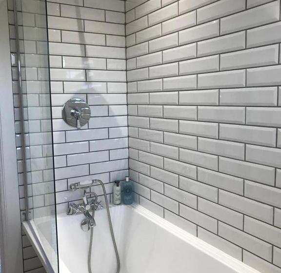 بنسيون The Tollhouse