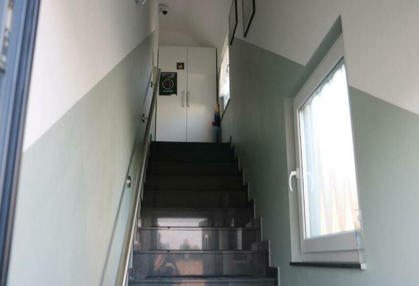 فندق صغير Rooms In Düsseldorf Near The Airport/fair