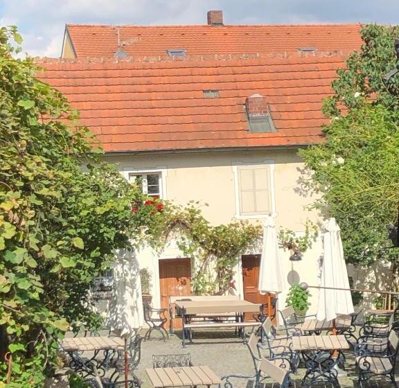 Общежитие Callm Aka Zum Goldenen Löwen Zu Nacht Bei Der Destillerie