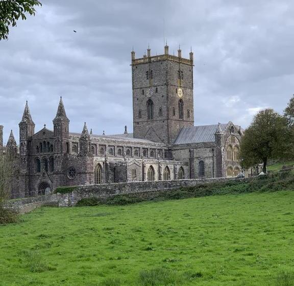 مبيت وإفطار The Cathedral Villas
