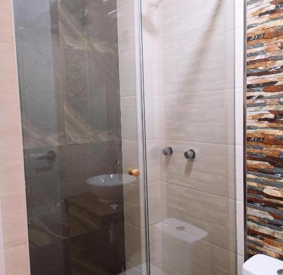 هتل Hostal D  Rosas