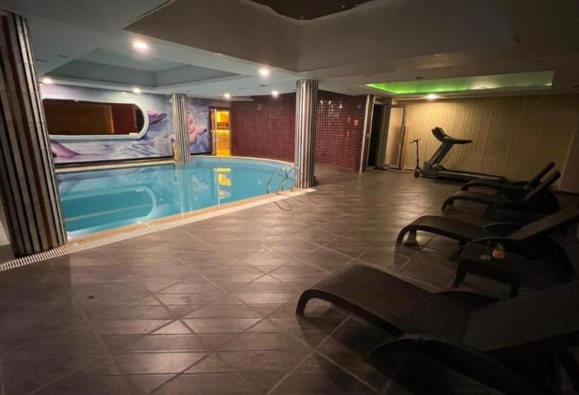 Mox Hotel Wellness & Spa