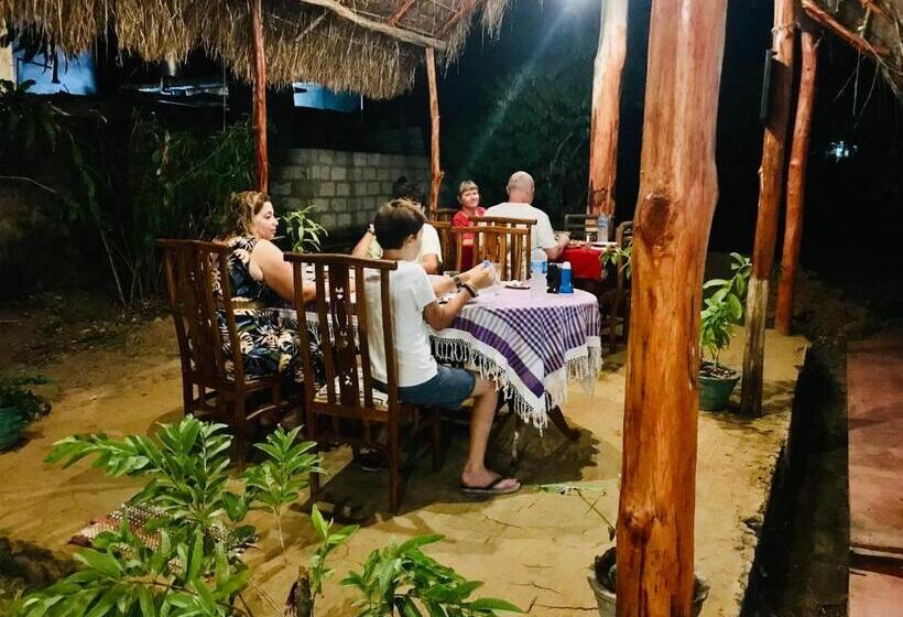 Пансион Charitha Rest