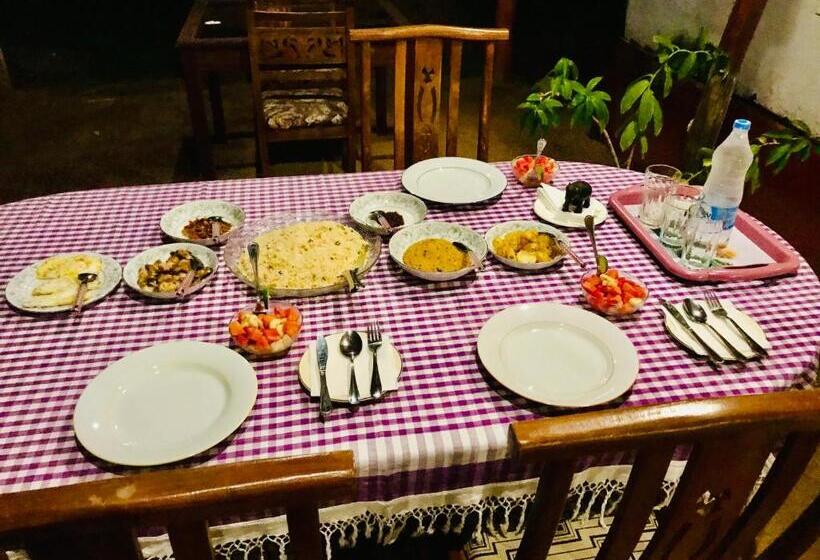 Пансион Charitha Rest