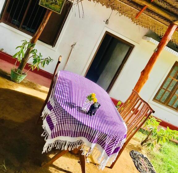 Пансион Charitha Rest