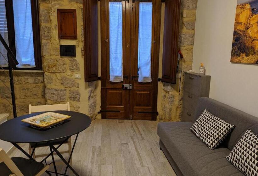 Пансион Green And Orange Rooms