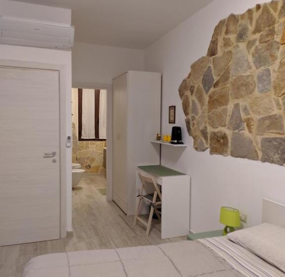 Пансион Green And Orange Rooms