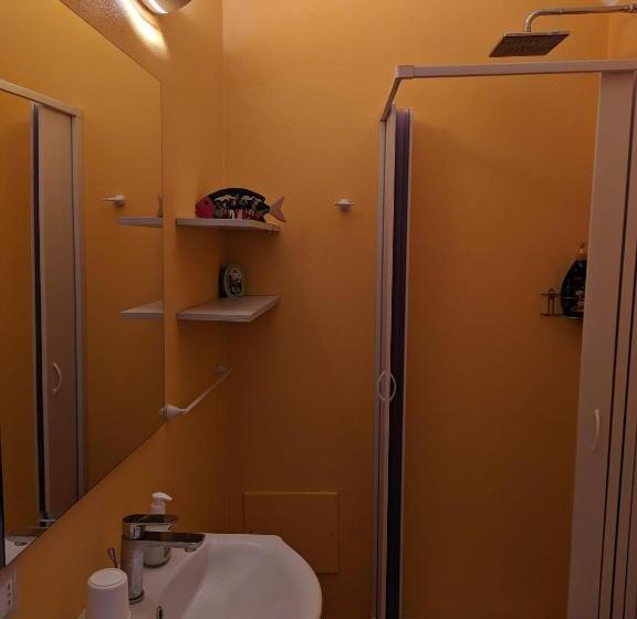 Пансион Green And Orange Rooms