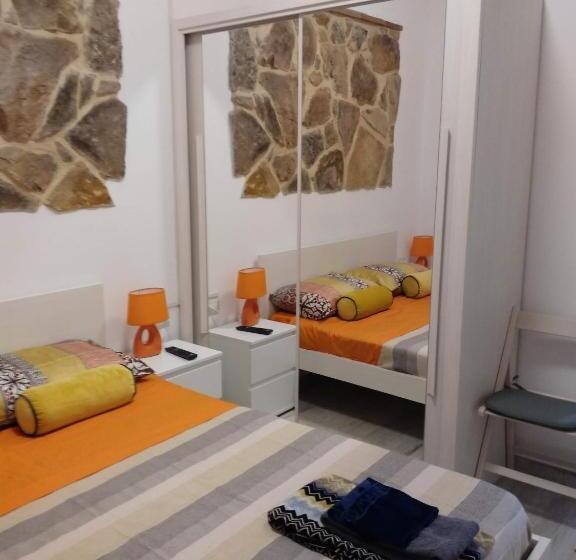 Пансион Green And Orange Rooms