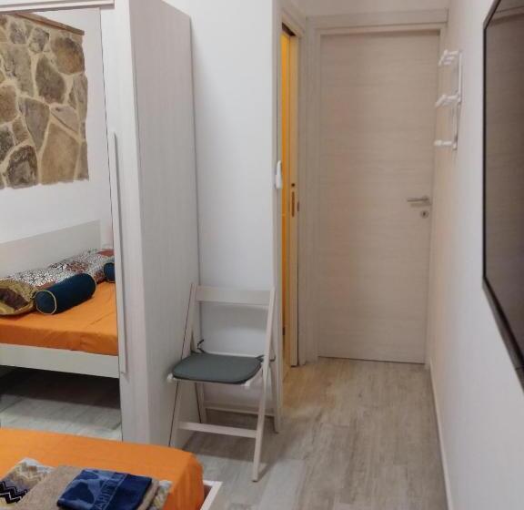 Пансион Green And Orange Rooms