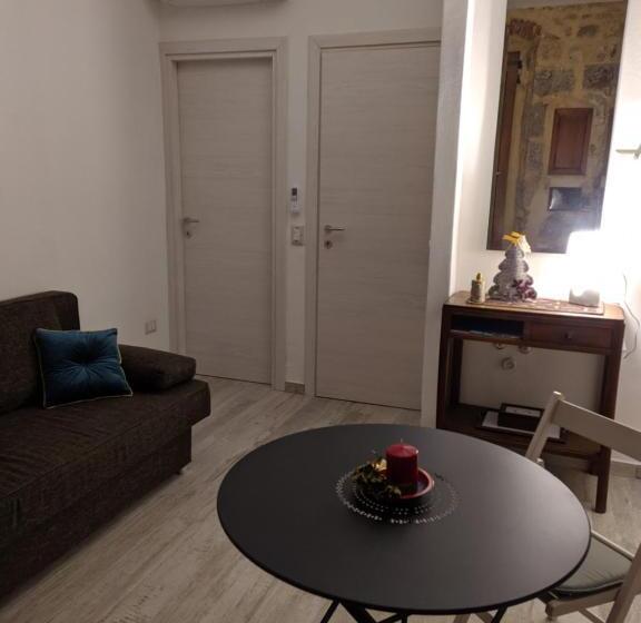 Пансион Green And Orange Rooms