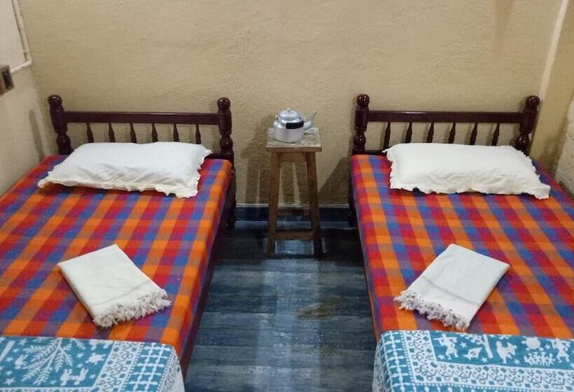 هتل Adams Wood House Ayurveda Homestay Kochi