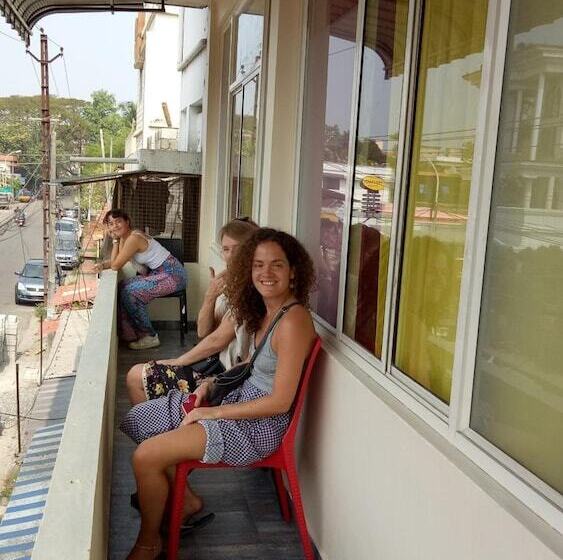 هتل Adams Wood House Ayurveda Homestay Kochi