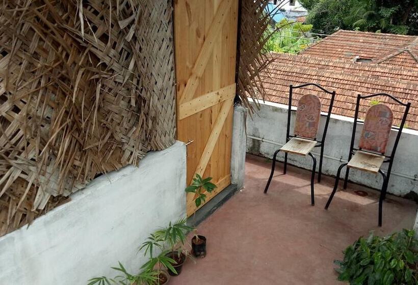 هتل Adams Wood House Ayurveda Homestay Kochi