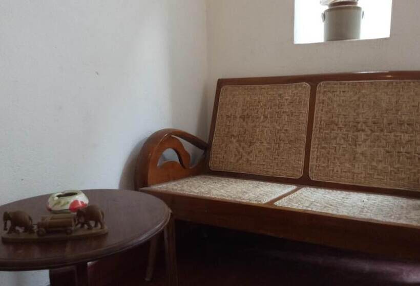 هتل Adams Wood House Ayurveda Homestay Kochi