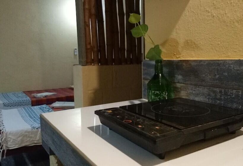 هتل Adams Wood House Ayurveda Homestay Kochi