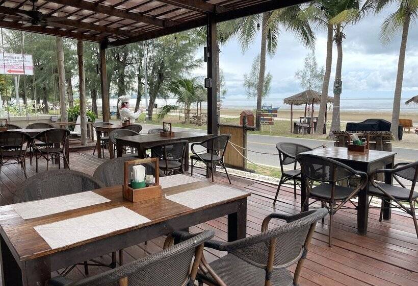 Отель Dolphin Bay Beach Resort