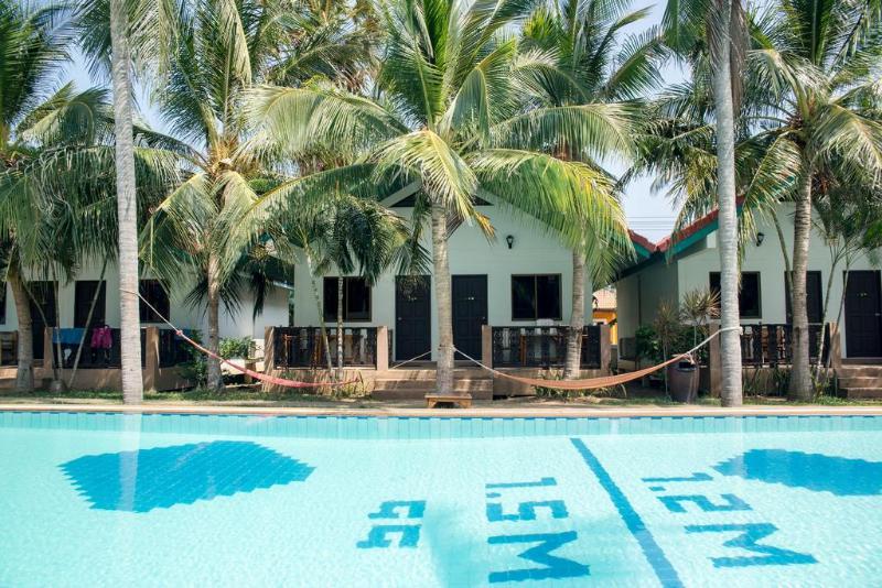 Отель Dolphin Bay Beach Resort