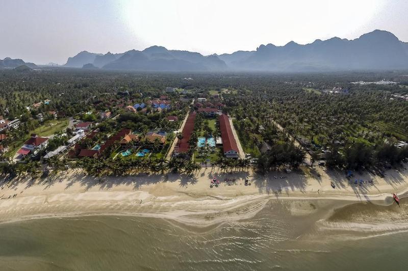 Отель Dolphin Bay Beach Resort