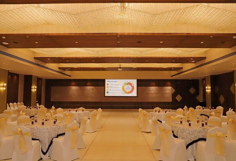 Отель Golden Tulip Candolim, Goa