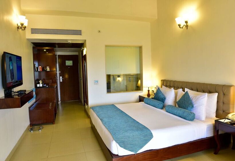 Отель Golden Tulip Candolim, Goa