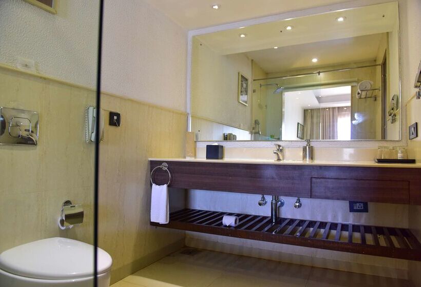 Отель Golden Tulip Candolim, Goa