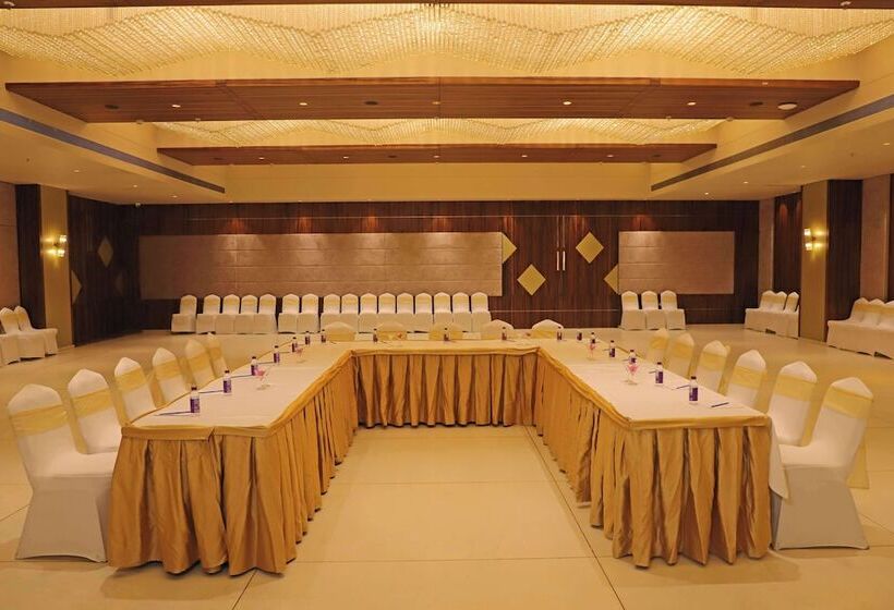 Отель Golden Tulip Candolim, Goa