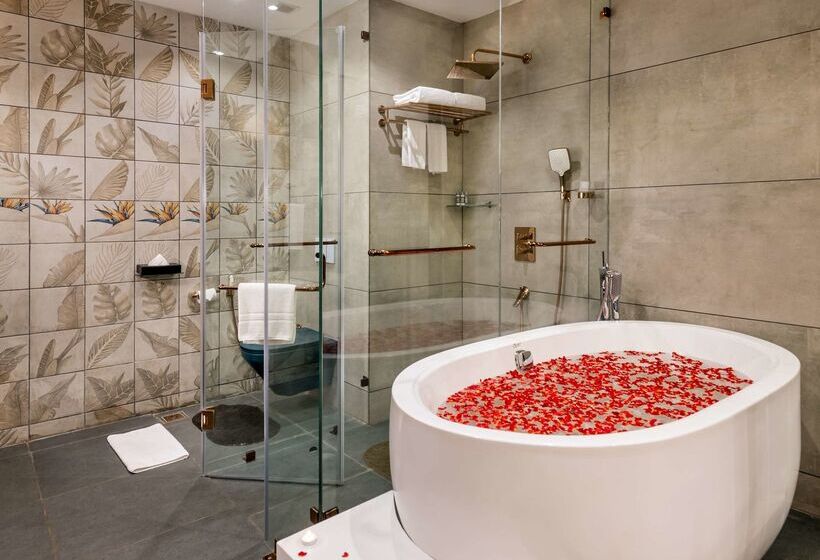 Отель Golden Tulip Candolim, Goa