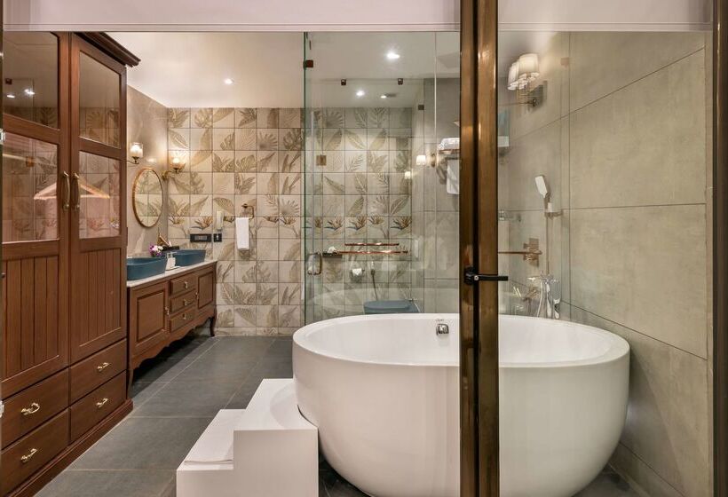 Отель Golden Tulip Candolim, Goa