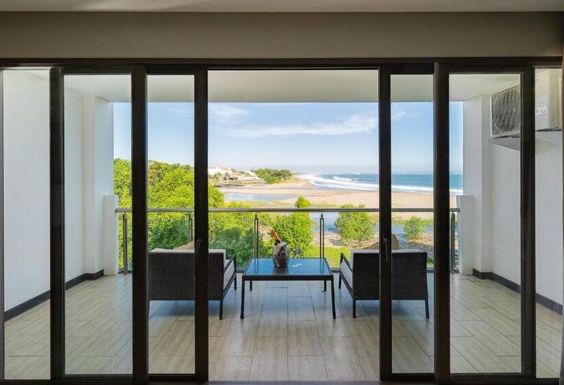 Отель Lv8 Resort