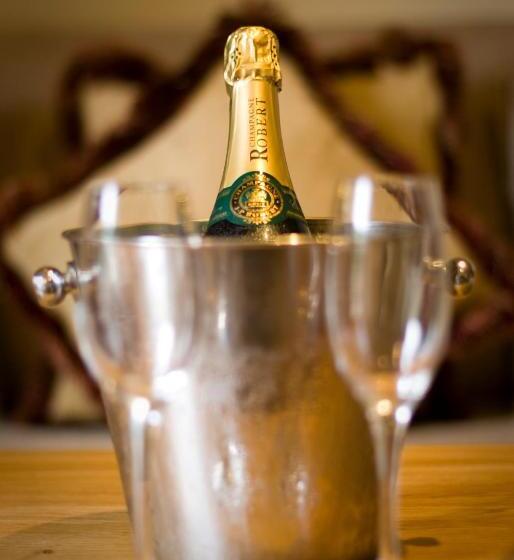 Отель Tweedies Bar And Lodge