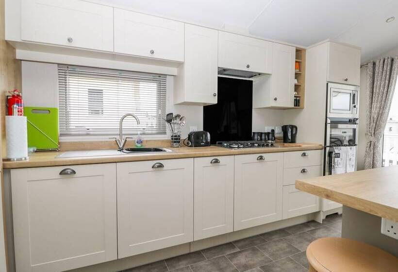 Cayton Pines Lodge At Cayton Bay Holiday Park