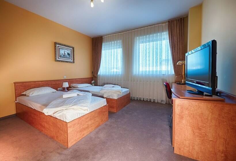 Отель Airport Global Hostel