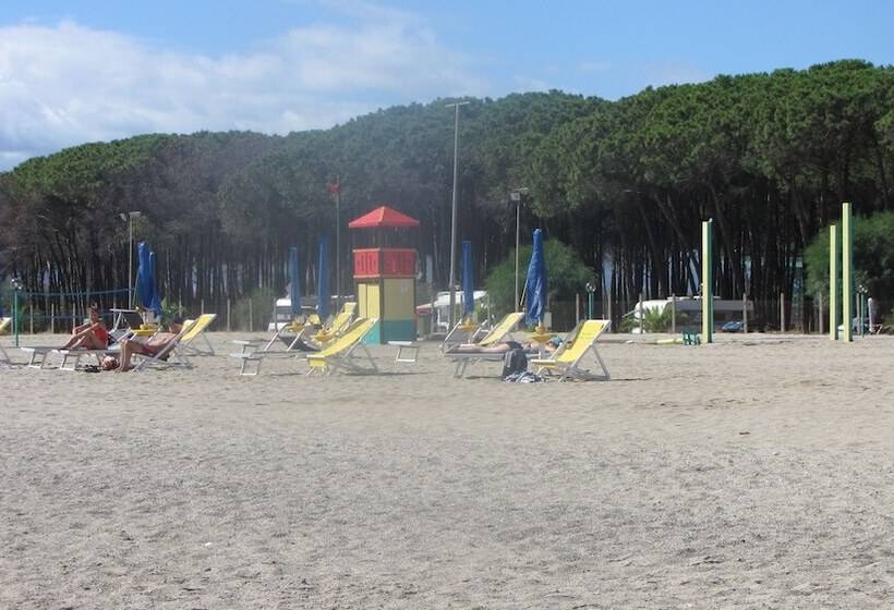 בית מלון כפרי Happy Camp In Camping Villaggio Thurium