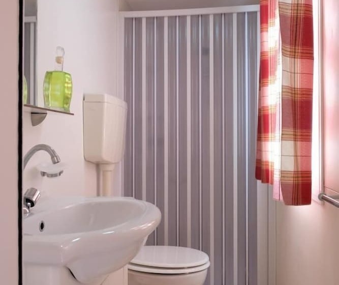 בית מלון כפרי Happy Camp In Camping Villaggio Thurium